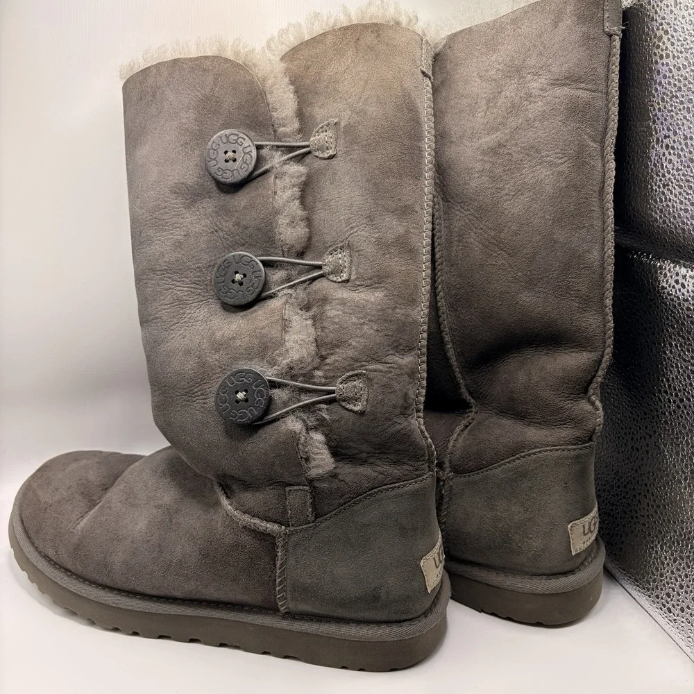 UGG Australia Bailey Button Triplet Boots Womens 9 Gray Sheepskin Winter 1873